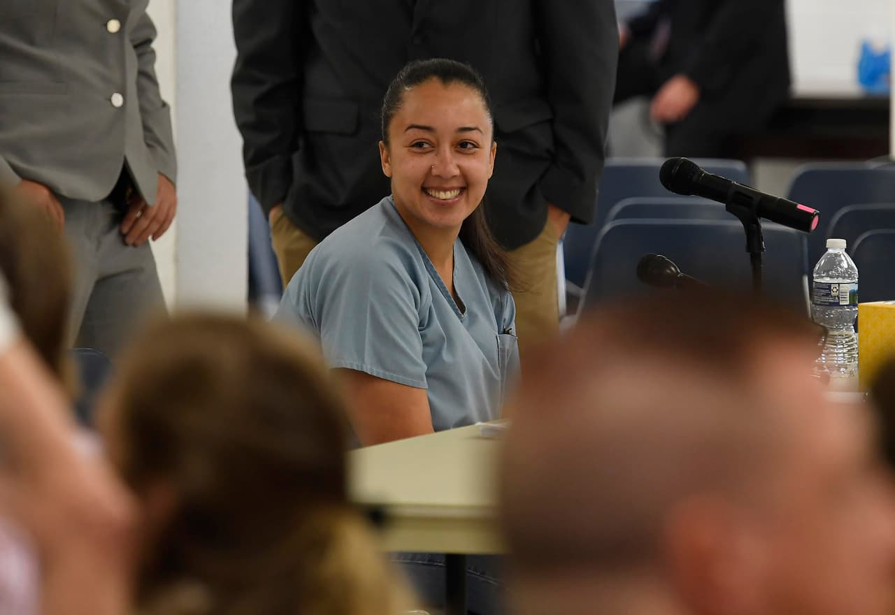 Otro caso fue el de Cyntoia Brown, una mujer que había matado a un hombre que le pagó por servicios sexuales cuando era menor de edad. En noviembre de 2017,
<b><a href="https://www.univision.com/noticias/carcel/rihanna-y-kardashian-piden-libertad-para-una-mujer-condenada-a-cadena-perpetua-por-matar-a-un-hombre-cuando-era-prostituida" target="_blank">Kim Kardashian abogó por su libertad</a></b> e incluso, llamó a sus abogados a revisar el caso. Fue puesta en libertad en agosto de 2019 después de 15 años de condena.
<br>