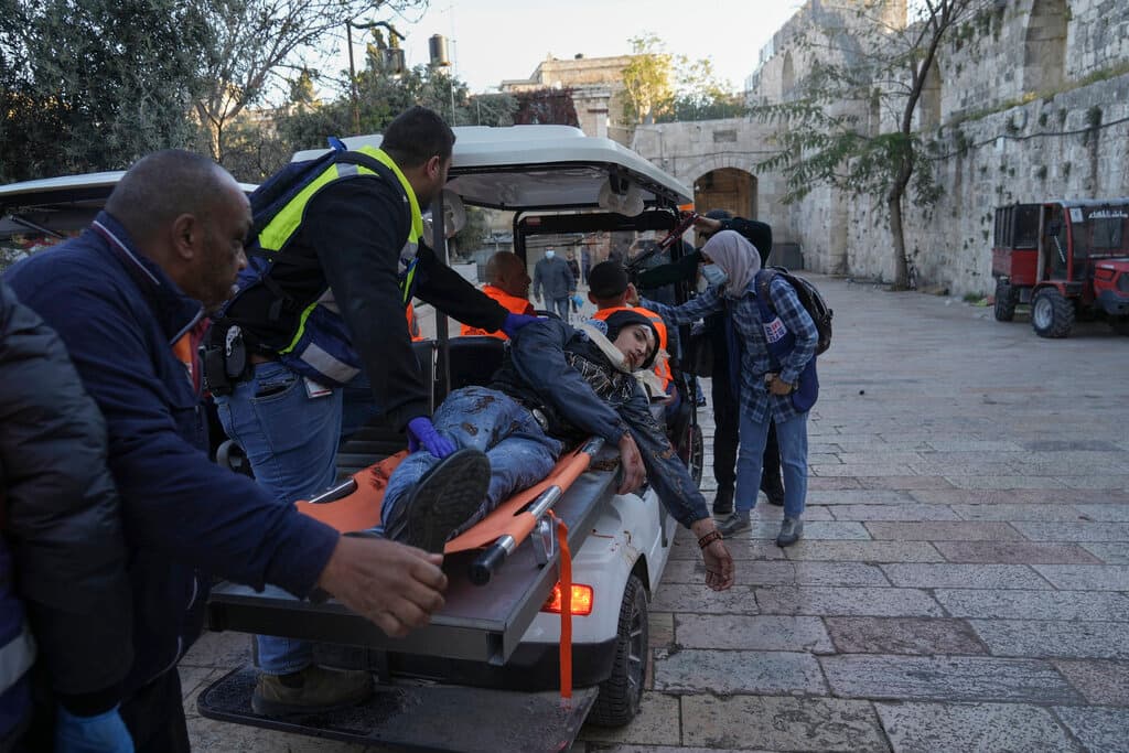 Palestinos evacuan a un hombre herido durante enfrentamientos con las fuerzas de seguridad israelíes en el exterior de la mezquita de Al Aqsa, en la Ciudad Vieja de Jerusalén, el 15 de abril de 2022. La
<a href="https://www.univision.com/noticias/mundo/enfrentamientos-en-jerusalen-palestinos-heridos-fotos">Explanada de las Mezquitas</a> es el tercer lugar santo del islam. Los judíos se refieren al lugar como el Monte del Templo.