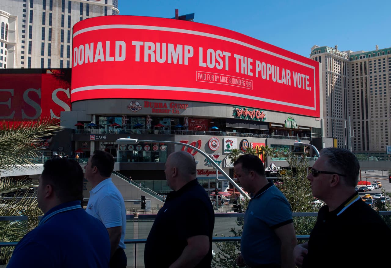<b>"Donald Trump perdió el voto popular",</b> dice este cartel en referencia a la elección de 2016 en la que el republicano ganó por los votos en el Colegio Electoral pero 
<b>obtuvo casi tres millones de votos menos que su contrincante Hillary Clinton. </b>
<br>