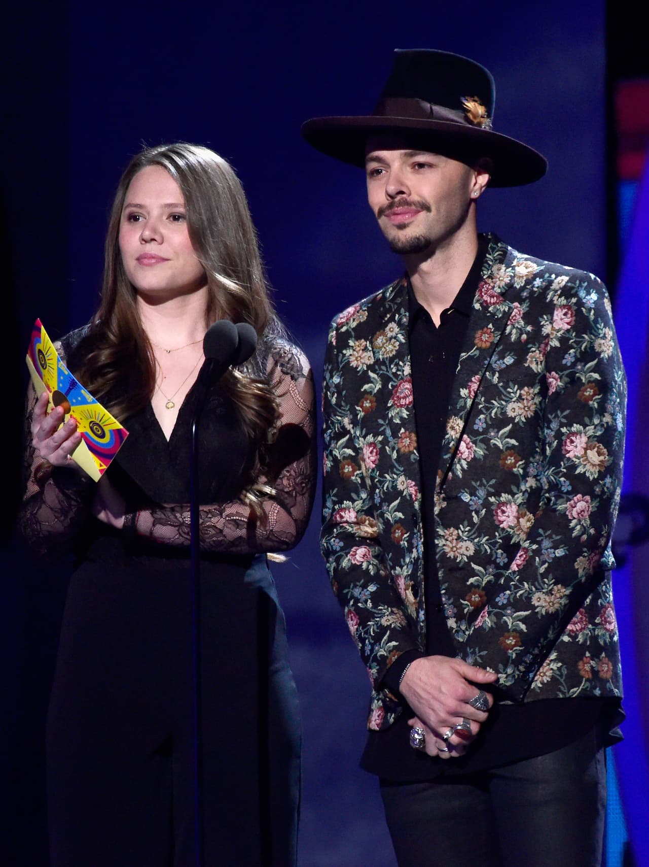 El popular dúo Jesse & Joy presento el Premio a Mejor Nuevo Artista.