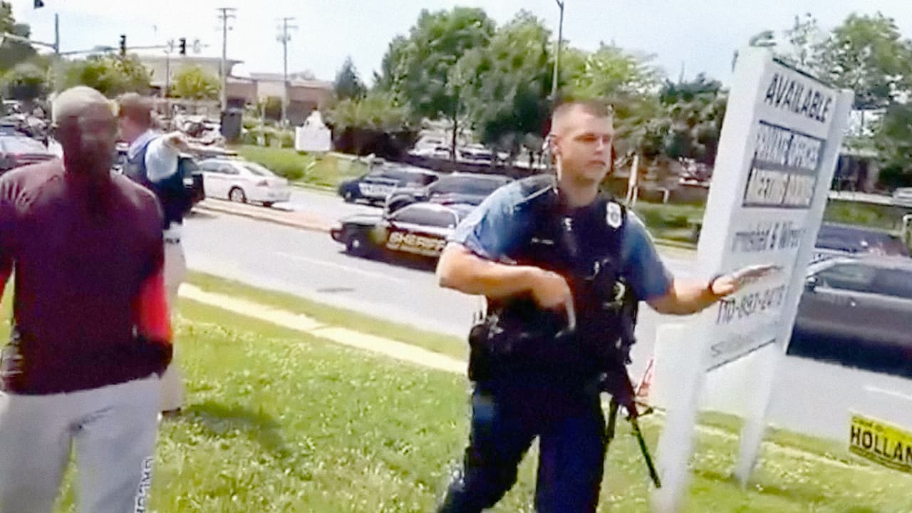 Steve Schuh, un funcionario del condado, indicó que "el agresor está bajo custodia y siendo interrogado".