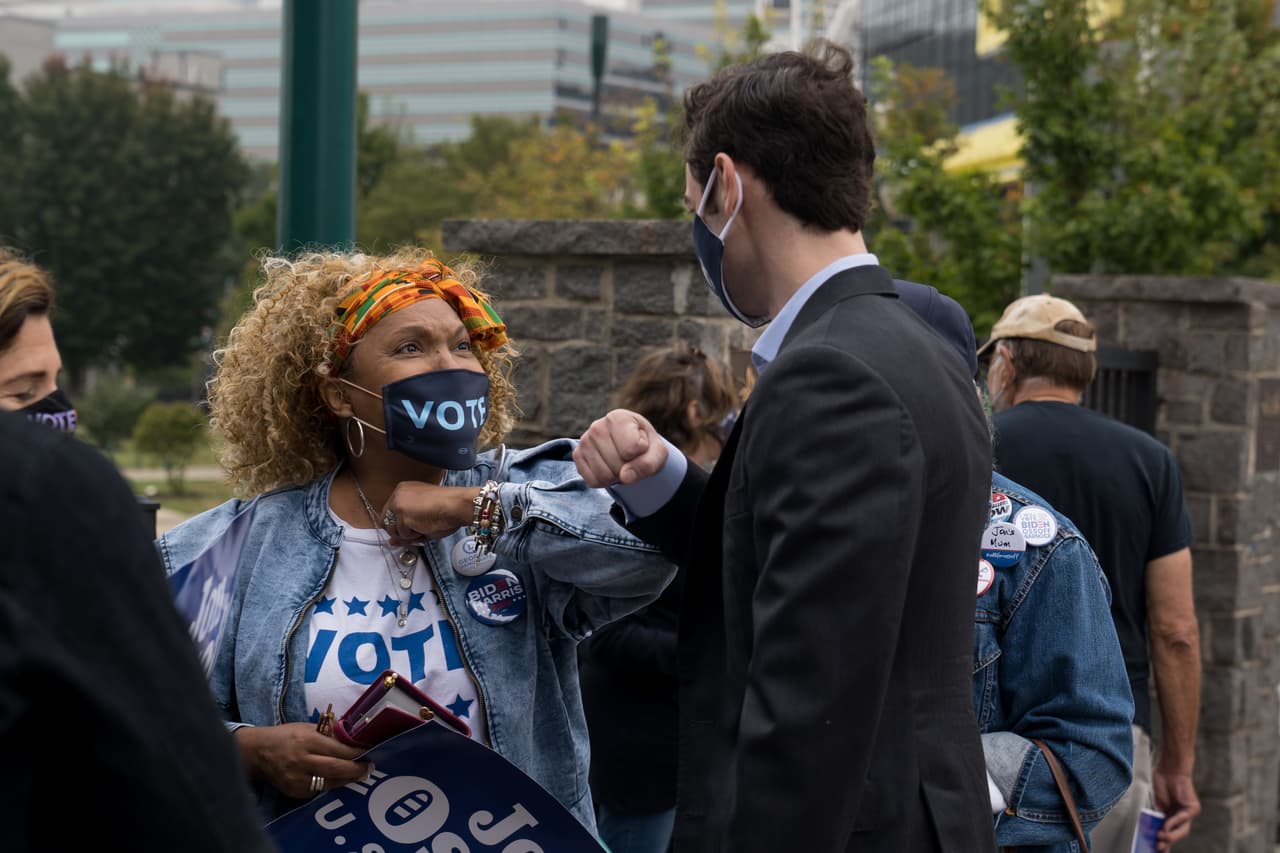 El candidato demócrata al Senado de los Estados Unidos, Jon Ossoff saluda a un partidario que vota anticipadamente en el State Farm Arena en Atlanta, Georgia. Ossoff está en una reñida contienda con el actual senador republicano David Perdue.