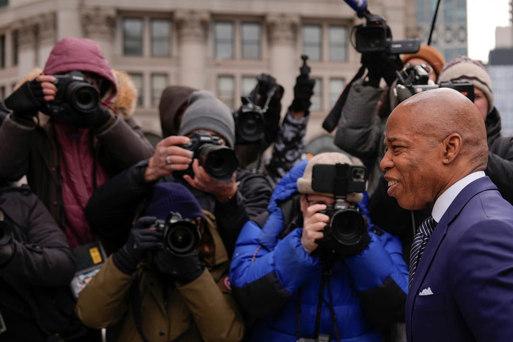 Durante la audiencia, el juez Ho buscó confirmar que Adams está de acuerdo con la desestimación de los cargos, que podrían ser reinstaurados posteriormente.