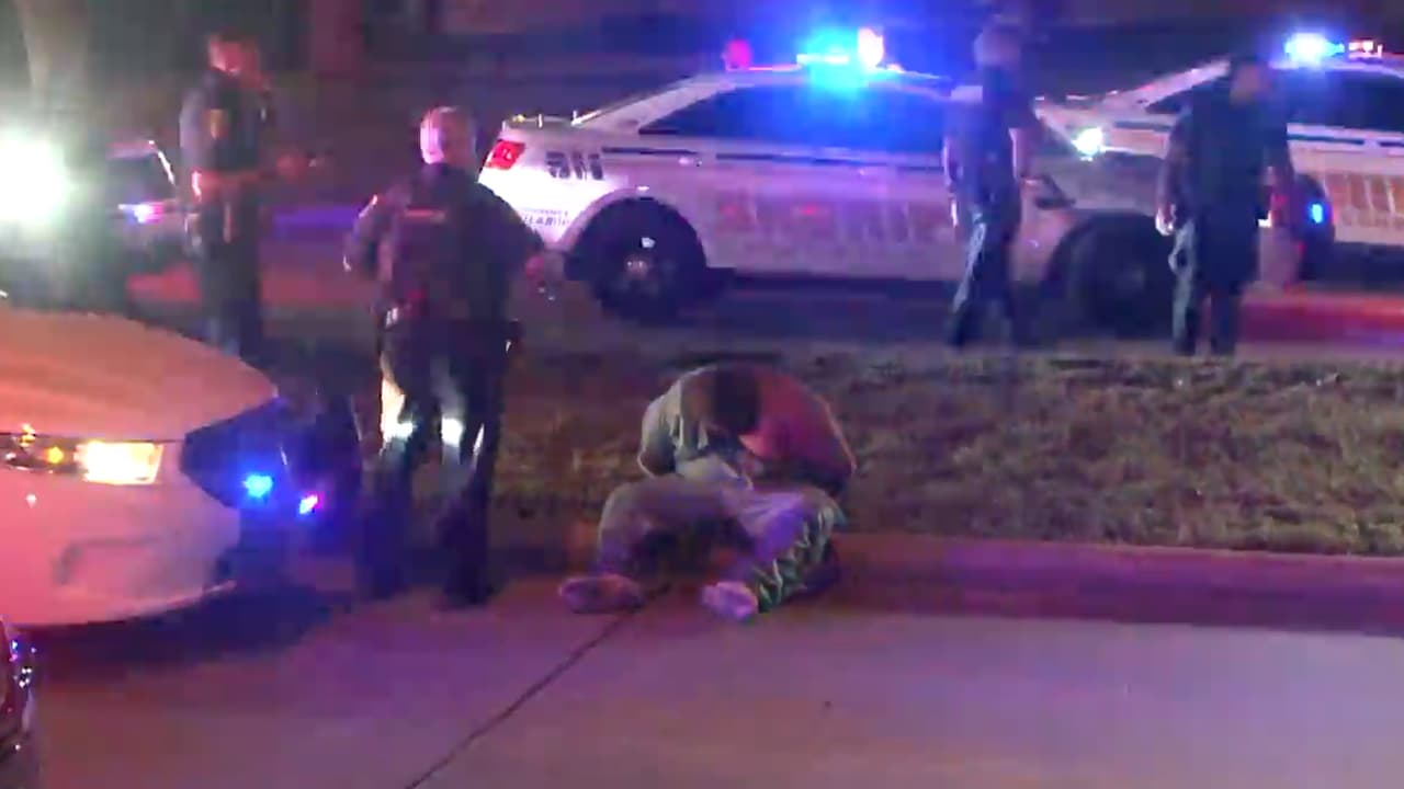 El sospechoso había sido dado de alta de un hospital del área, fue visto merodeando entre los automóviles, oficiales de la policía se le acercaron y fue cuando el subió a la ambulancia, indicó el teniente Willkens, portavoz del 
<b><a href="https://twitter.com/houstonpolice" target="_blank">Departamento de Policía de Houston</a></b> (HPD).