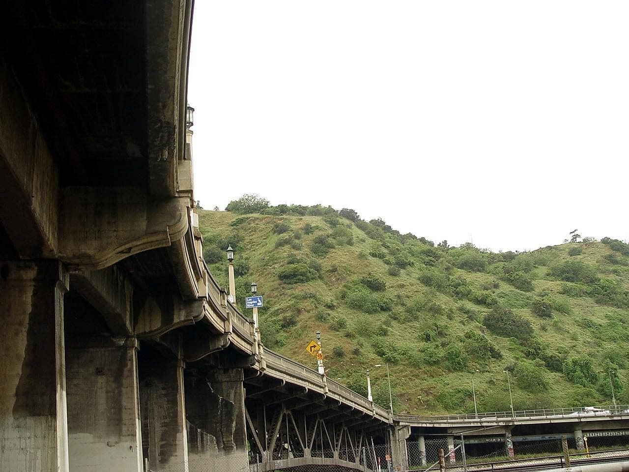 El puente Riverside Drive desde abajo.