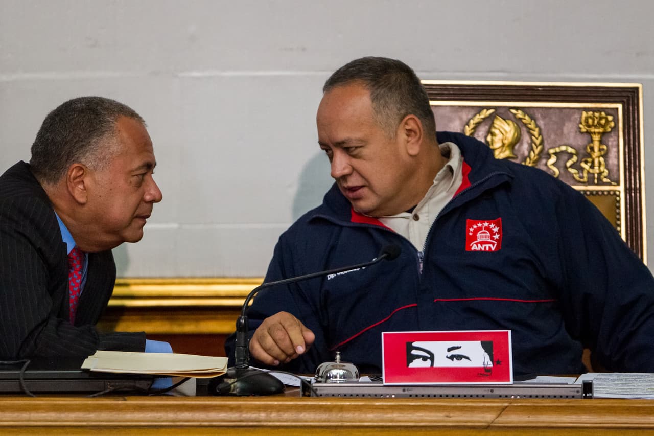 Elvis Amoroso (a la izquierda de Diosdado Cabello), ex segundo vicepresidente de la Asamblea Nacional Constituyente. Nombrado por este organismo como el contralor general de la República.