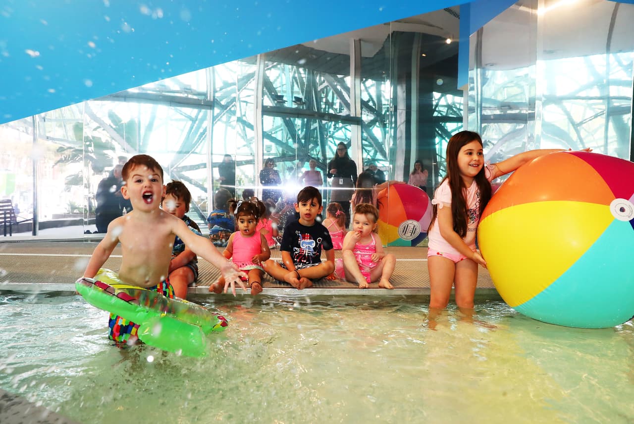 <b>Sentir Nivel 2 | Prerrequisitos - Ser capaz de entrar en el agua con seguridad, sumergir la cabeza, flotar sin ayuda y salir del agua.</b>
<br>
<br>Enseña seguridad y comodidad en y alrededor del agua. Los alumnos aprenderán habilidades básicas para la seguridad general en el agua.