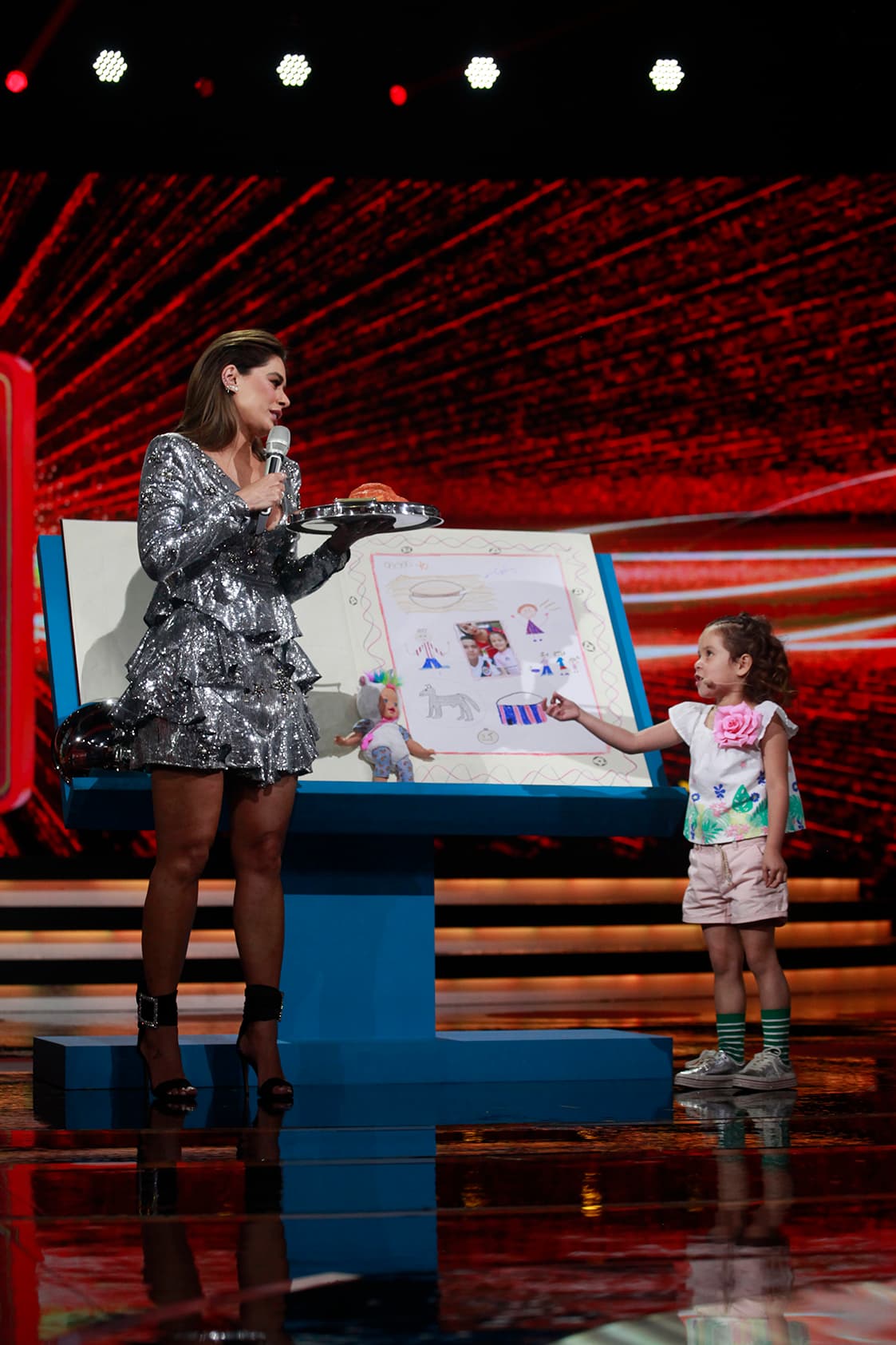 "¿O sea, la mandaron a traer de Guadalajarita?", preguntó Gali. Danna le respondió: "Sí, para que te acuerdes de allá, de la Perla Tapatía"