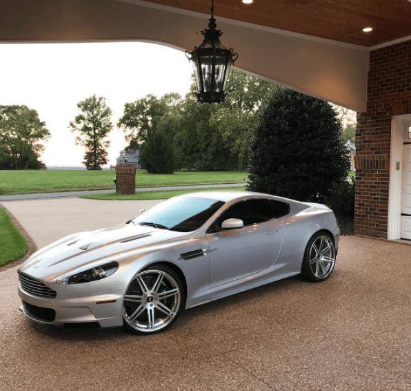 El 
<b>Aston Martin DBS </b>de esta imagen es otro integrante de la colección de 
<b>Justin Verlander</b>. Este auto cuenta con un motor V12 de 510 caballos de fuerza y transmisión automática de seis velocidades.