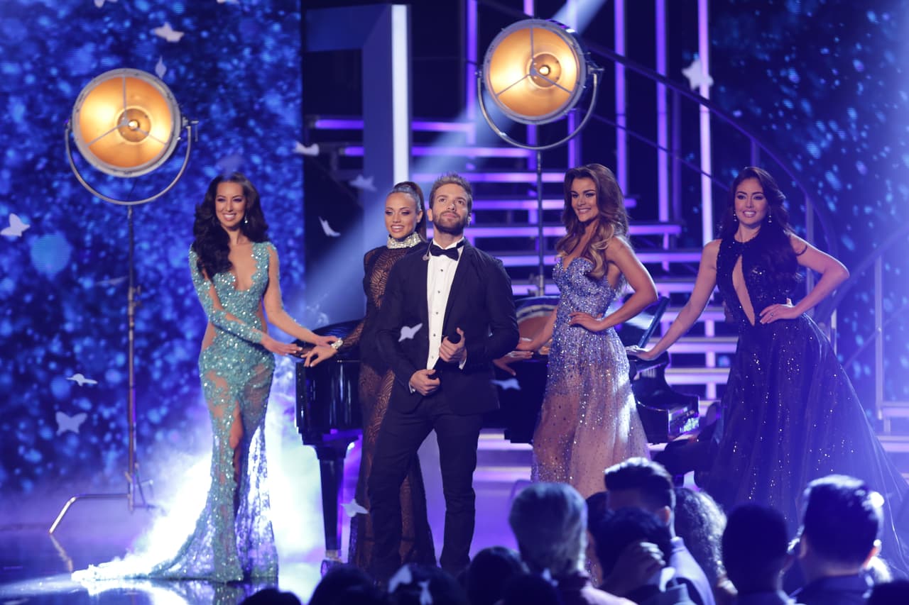 El cantautor español fue parte del desfile en trajes de gala de las finalistas, y se robó todas las miradas y suspiros de las bellas.