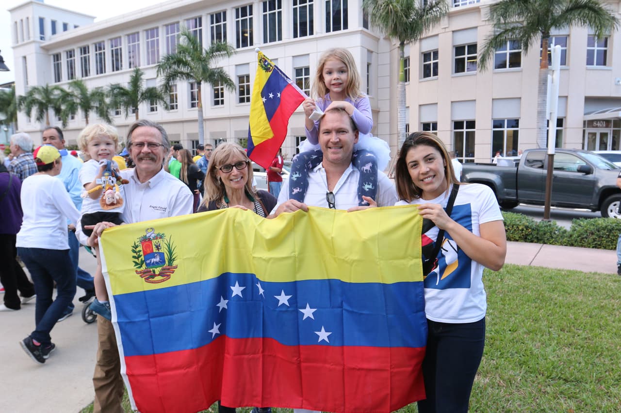 Familas enteras de inmigrantes venezolanos asistieron juntos para apoyar a su país.