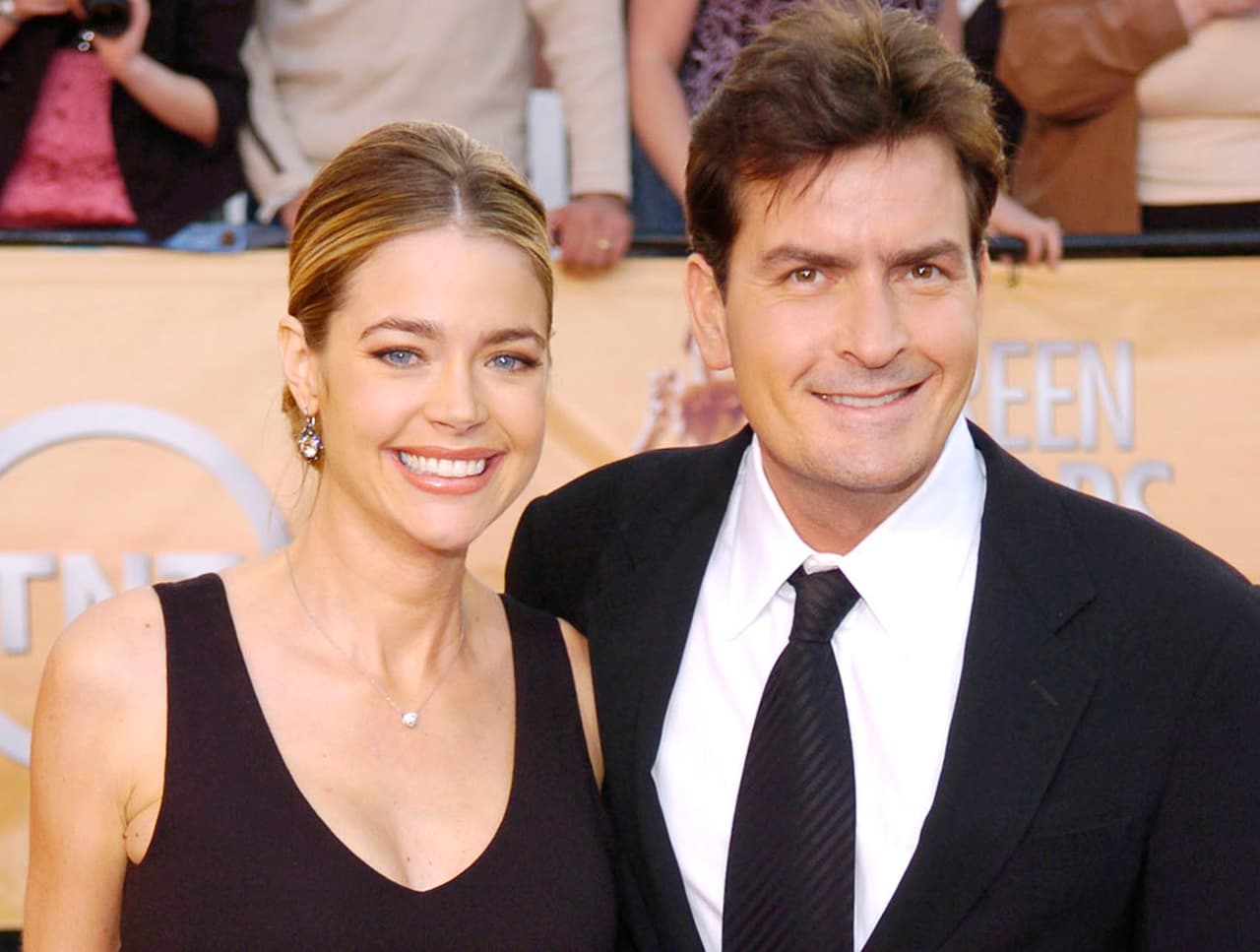<b>Charlie Sheen y Denise Richards. </b>La actriz acusó a Sheen de realizar excesivas apuestas, gastar mucho dinero en porno y drogas, para justificar su rompimiento.