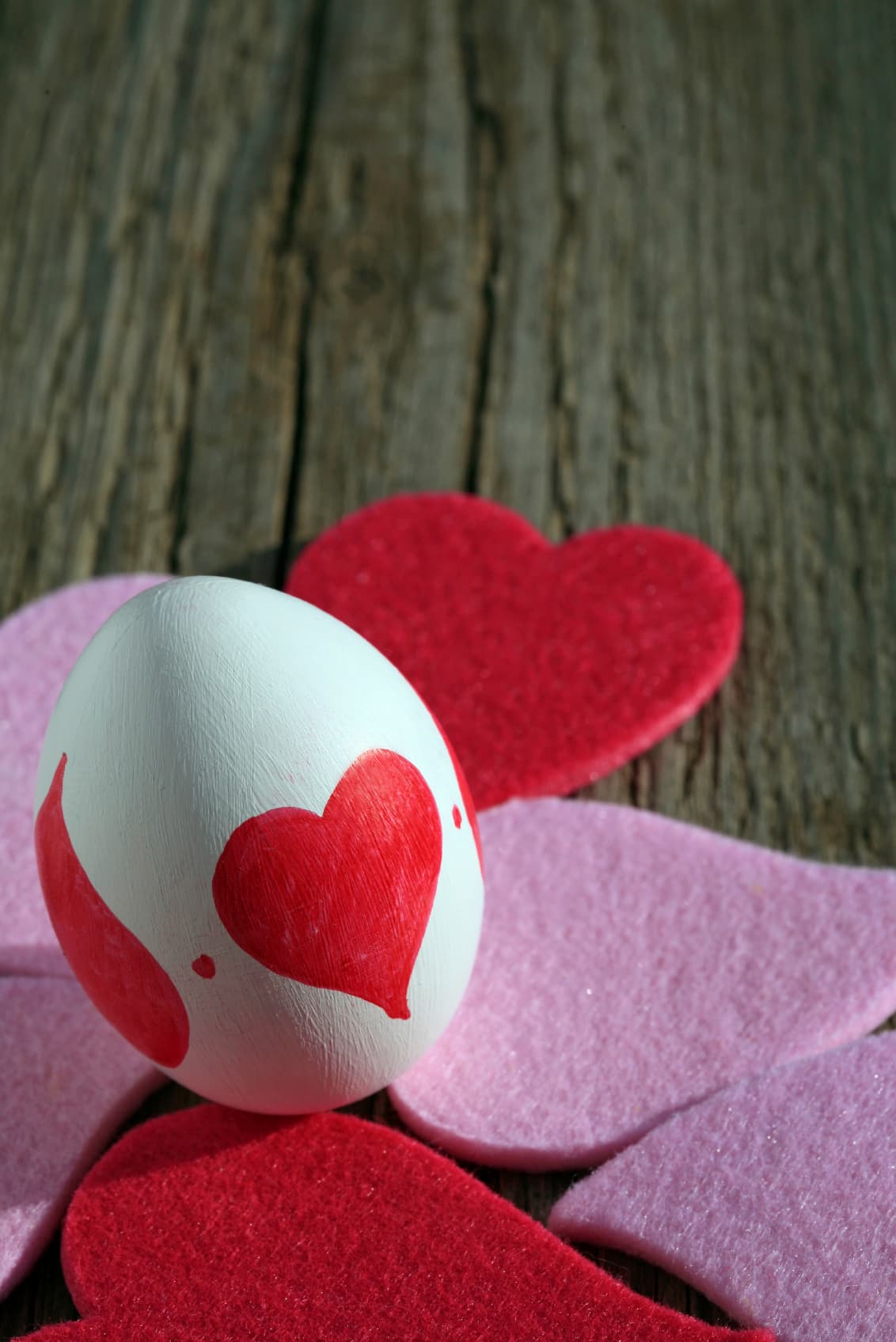 Arriba corazones: una de las formas más populares y sencillas para dibujar. Pinta el huevo con una capa de pintura blanca, dibuja con lápiz la silueta de un corazón y rellena con pintura roja (o del color de tu preferencia).