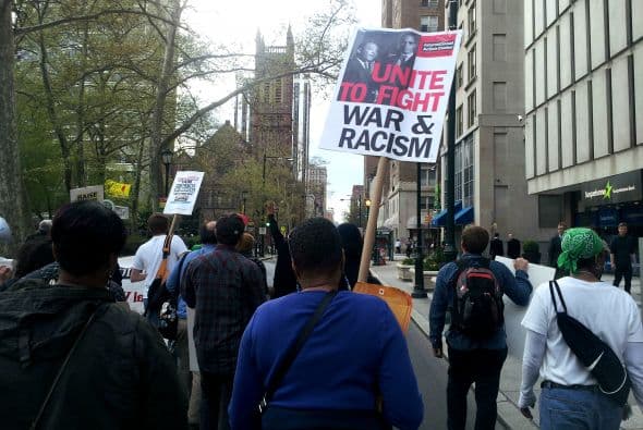 Durante la procesión de la marcha esta mujer tenía un poster que pedía igualdad racial.