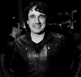 Debutó en la pantalla chica con tan solo 9 años de edad al formar parte de la serie 'Tamaño de la familia'.