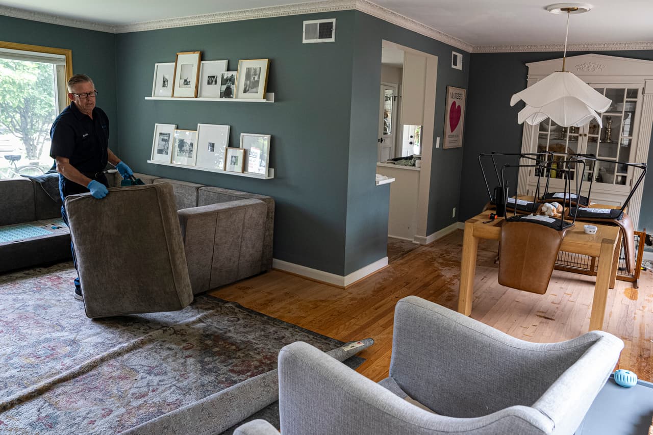 El 
<b>Servicio Meteorológico Nacional pronostica más lluvias para la noche del lunes,</b> aunque con menor intensidad que el fin de semana. Sin embargo, se espera que algunos aguaceros fuertes 
<a href="https://www.univision.com/local/chicago-wgbo/casas-inundadas-trafico-colapsado-y-hasta-autos-sumergidos-los-estragos-del-mal-tiempo-en-chicago-video" target="_blank">puedan mantener el agua estancada en ciertas áreas</a>, dificultando la limpieza y recuperación.