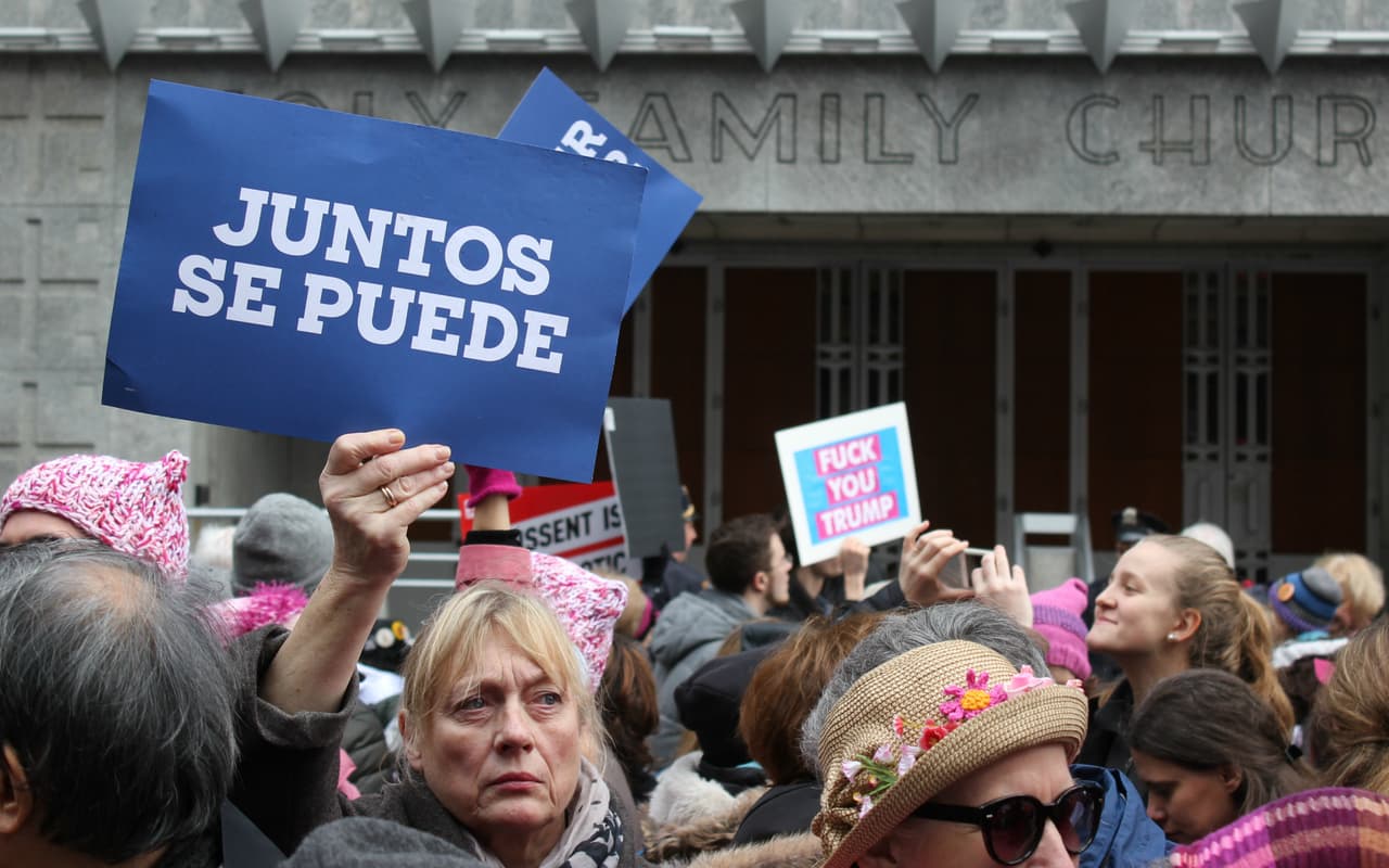 "Juntos se puede" fue uno de los letreros en español en esta marcha.