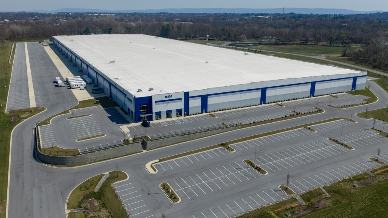 Crecen protestas contra plan de convertir almacenes en megacentros de detención migratoria