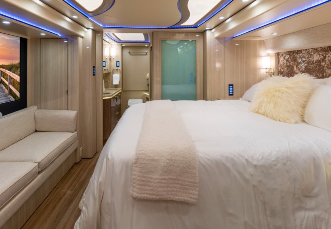 Tiene una pantalla, así como un cómo sillón blanco.