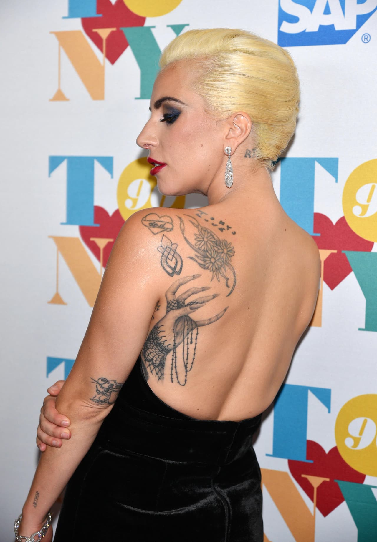 Acercamiento a los tatuajes de Gaga en su espalda.