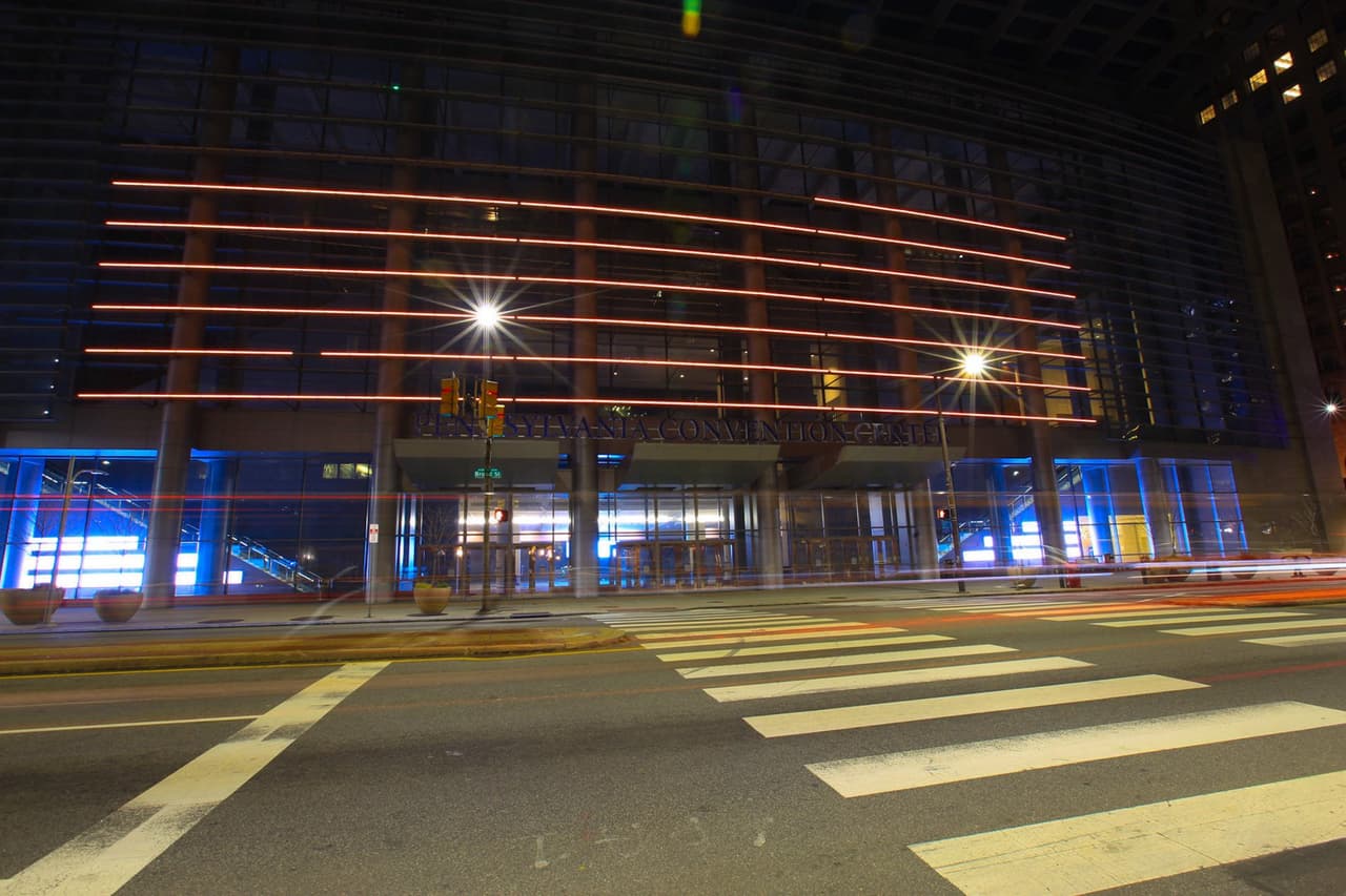 Edificios como la sede de PECO también se iluminaron.