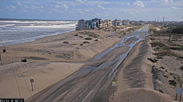 "El agua y la arena cubren varias secciones de la carretera. En este punto, esperamos que estas partes de la NC12 permanezcan cerradas hasta el martes por la tarde", informó el 
<a href="https://twitter.com/NCDOT_NC12" target="_blank">Ncdot.</a>