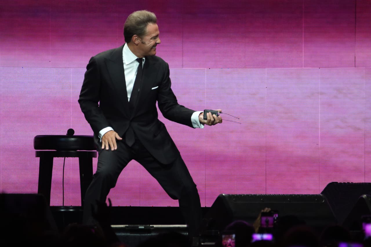 Luis Miguel se coronó triunfador en dos categorías en la entrega de los Latin GRAMMY 2018.