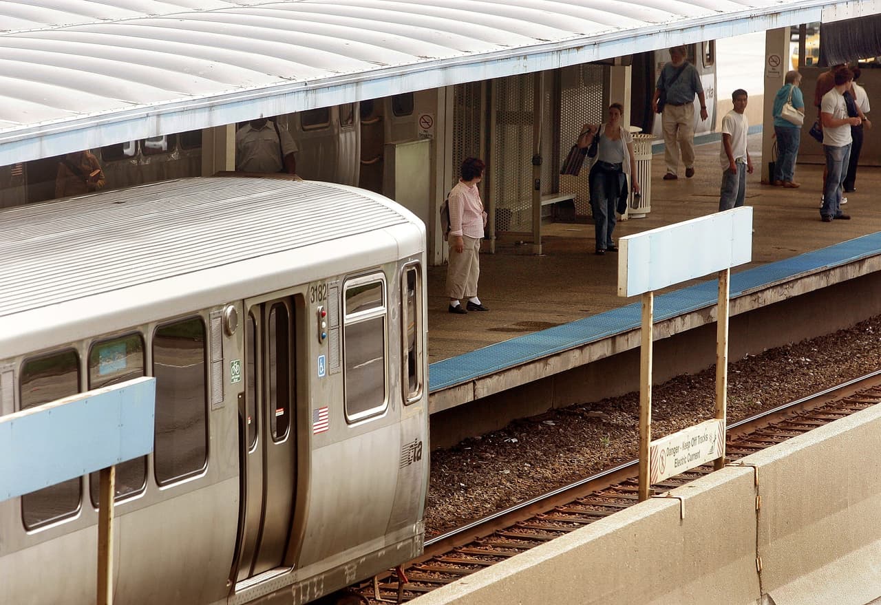 Detienen a sospechoso de balear a un hombre dentro de un tren de la línea azul de la CTA 