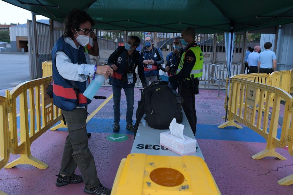 Todos los asistentes al estadio deben desinfectar su equipo antes de ingresar.