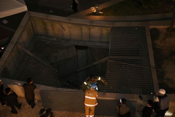 Según reportes, los asistentes cayeron 20 metros al vacío. Este incidente llenó de luto la escena del k-pop.