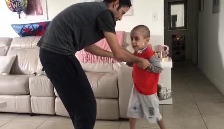 Camina por primera vez el niño cubano que llegó a Miami para operarse de un tumor cerebral