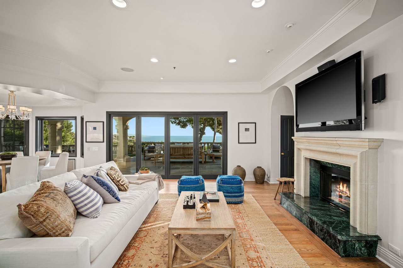 "Obviamente, bajo el encierro, 
<b>no se mudarán de casa pronto</b>", dijo la fuente, "pero ambos esperan establecer raíces más permanentes en Los Ángeles y tener casa".
<br>