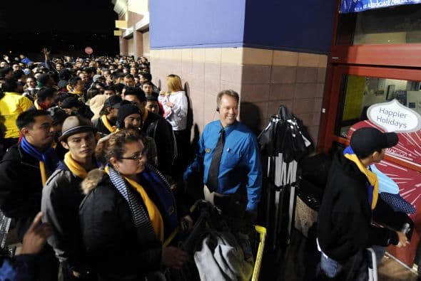 10. INVESTIGA CUÁNDO COMIENZAN Y TERMINAN LAS VENTAS- Para aprovechar al máximo tu tiempo debes tener en mente a qué hora abrirán las tiendas, y a qué hora cerrarán. En algunas ocasiones los establecimientos abrirán desde la media noche pero en sí las promociones iniciarán alrededor de las 5 a.m. así que evita perder tu tiempo y mejor confirma los horarios.