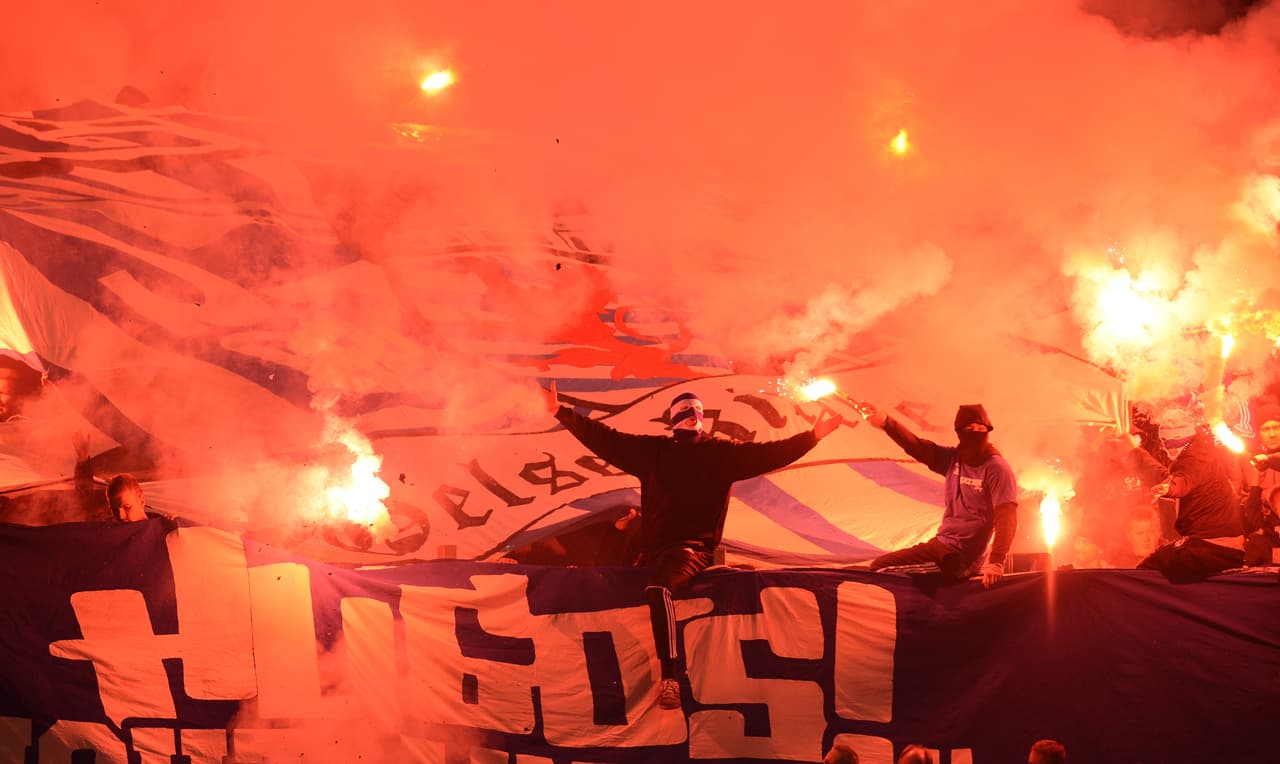 Federación Alemana sanciona al Eintracht por comportamiento de sus hinchas