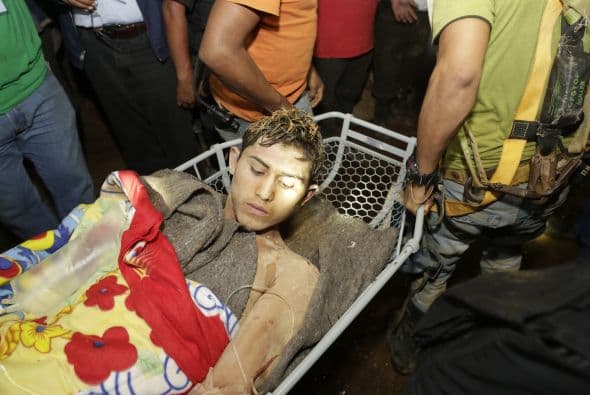 El gobierno informó que un total de 27 mineros artesanales quedaron atrapados el jueves, junto a otros dos que lograron salir a la superficie por sus propios medios.