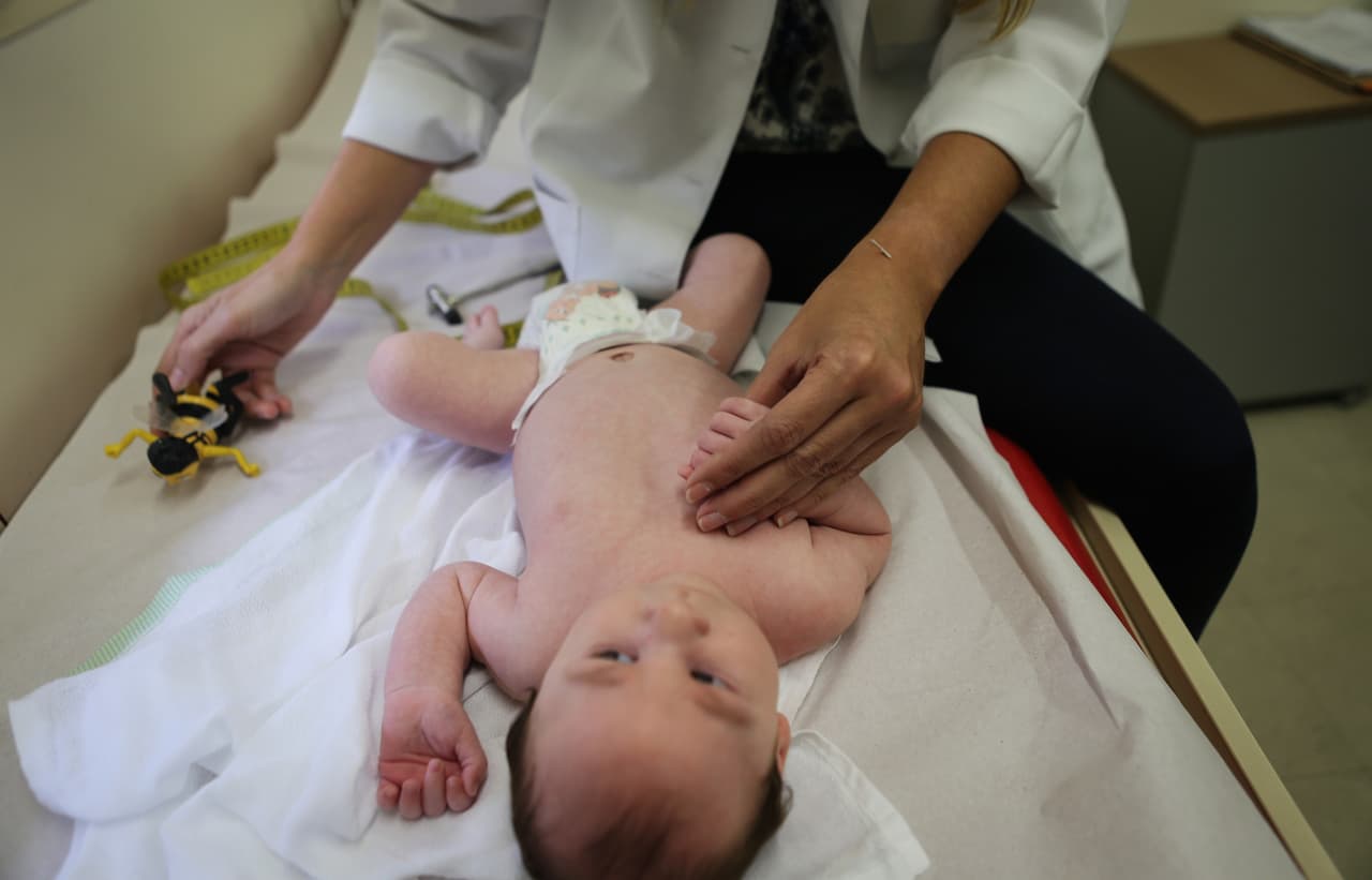 Si un niño tiene dificultades para respirar, debe considerarse una emergencia médica y se requiere que sea visto por un médico tan pronto como sea posible.