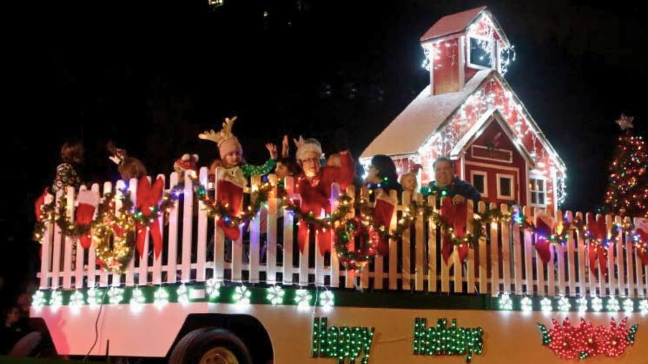 “Nuestro lema es llega temprano y quédate tarde, porque el centro de Arlington ofrece una variedad de actividades para todos”, agregó Elle Stubbs, organizadora del desfile. “Desde los Juegos de Reno hasta la música en vivo, aquí hay algo para todos” 🎉 
<br>
<b>“El desfile se llevará a cabo con lluvia o nieve, pero no durante condiciones de hielo o tormentas eléctricas”</b>, concluyó Stubbs.