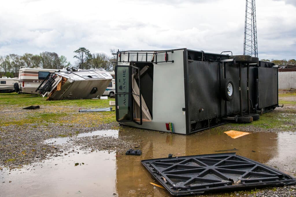 La previsión meteorológica indica que se avecinaban tormentas aún más fuertes con el potencial de tornados masivos, aguaceros y granizos del tamaño de pelotas de béisbol.