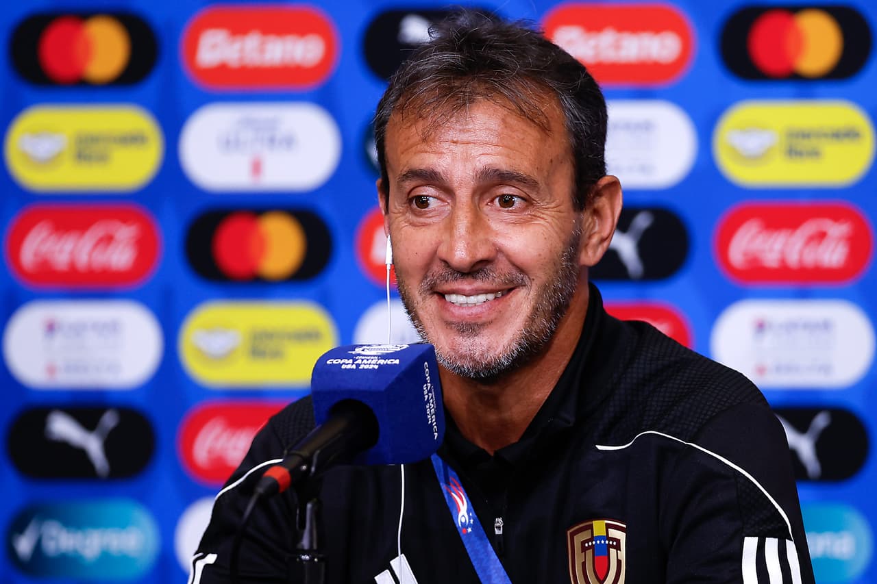 Técnico de Venezuela quiso llevarse a Santi Giménez