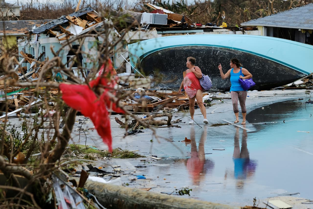 Estas dos mujeres caminan por una zona de Gran Abaco destruida por el huracán. El primer ministro Hubert Minnis calificó la situación como "una de las mayores crisis en la historia" del país.