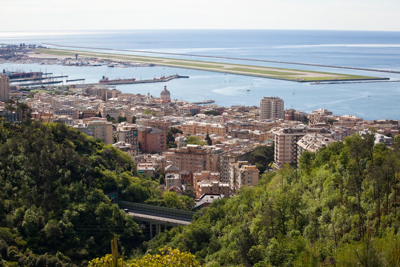 <b>Génova </b>
<br>
<br>Su pista de aterrizaje también está en una península de tierra tomada del mar frente al centro de la ciudad, lo que la convierte en uno de los mejores destinos para llegar en avión en el mar Mediterráneo.
<br>
<br>Elija el lado derecho de la aeronave si quiere ver las casas de colores brillantes del centro de Génova con las montañas alzándose detrás de ellas, y elija el izquierdo si prefiere ver el Mediterráno reluciente y tener la sensación de que aterrizará en el agua.
<br>