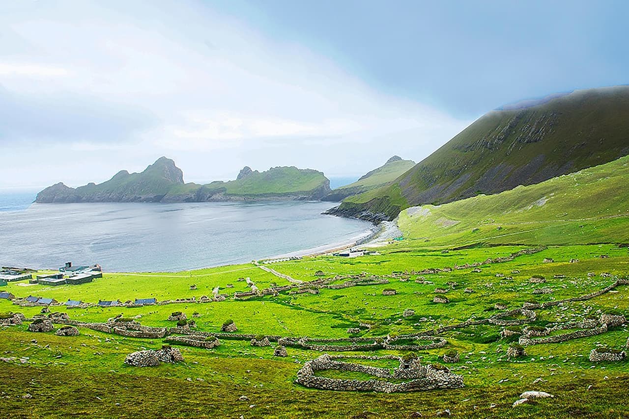 Ruinas antiguas en el paisaje espectacular de St Kilda, un archipiélago volcánico incluido en la categoría de ‘sitio mixto’, el único de Reino Unido de la lista UNESCO. 
<br>
<br>Otras maravillas naturales en el catálogo son la isla Henderson, la costa de Dorset, la isla Gough y la calzada del gigante, en Irlanda del Norte. La ciudad mercantil de Liverpool fue retirada de la lista ya que sus atributos no 
<a href="https://whc.unesco.org/en/list/1150"><u>fueron protegidos rigurosamente</u></a>. 
<br>