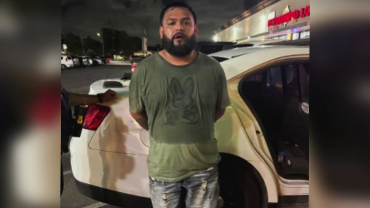 Arrestan a sospechoso de golpear en el rostro a una mujer en el estacionamiento de un bar