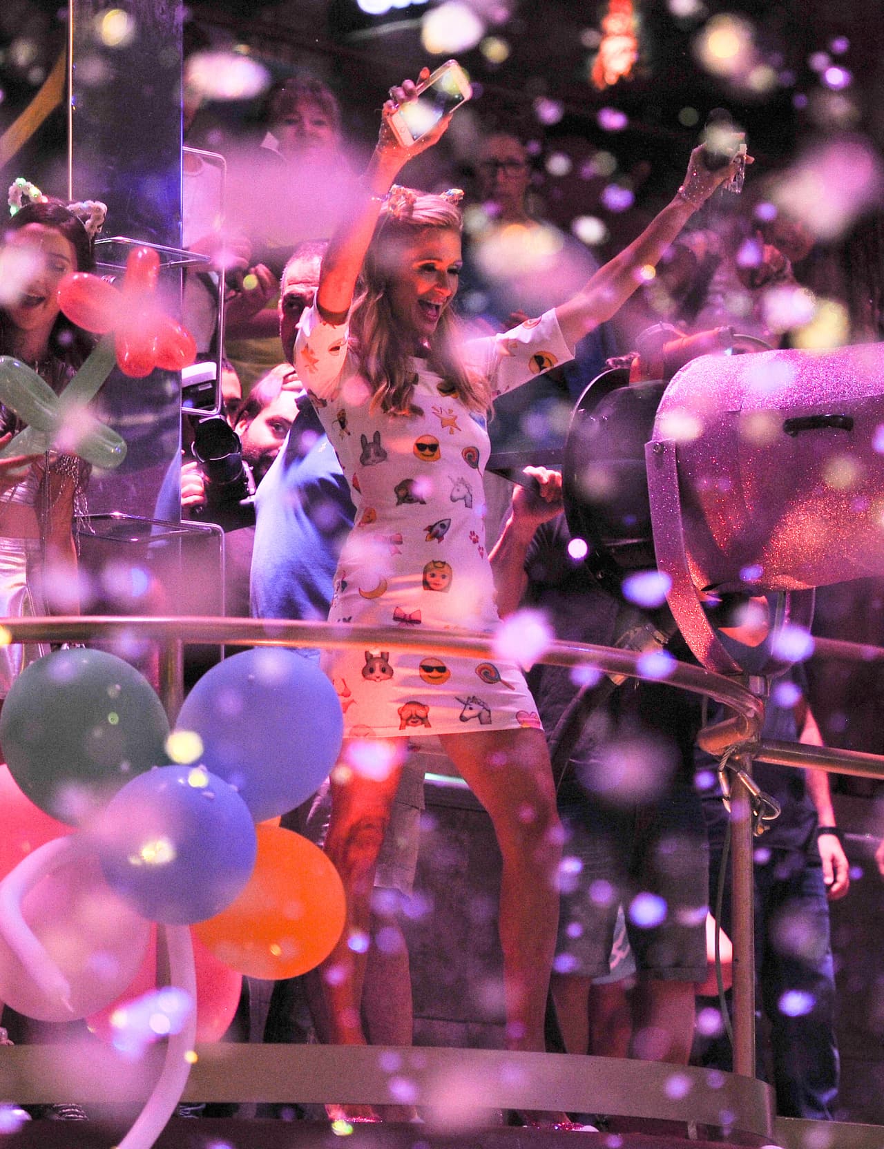 Con las manos arriba, se contagió de la buena vibra de la gente.