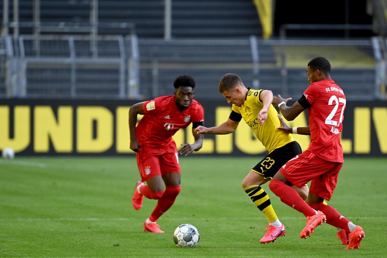 Tremendo duelo en el mediocampo, el esférico es para David Alaba.
