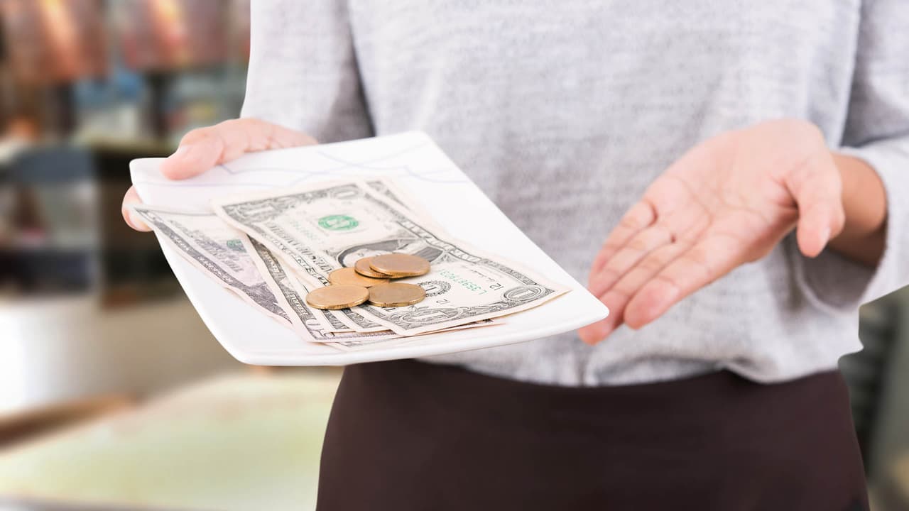 Identifican quienes son las personas que dan menos propina ¿Estás en el grupo?