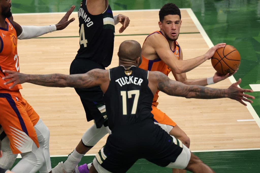 Giannis Antetokoumpo brilla con los Milwaukee Bucks y logran remontar una ventaja de 0-2 para quedar campeones de la NBA. Los Bucks vencieron a los Suns 98-105 en el sexto juego de las Finales.