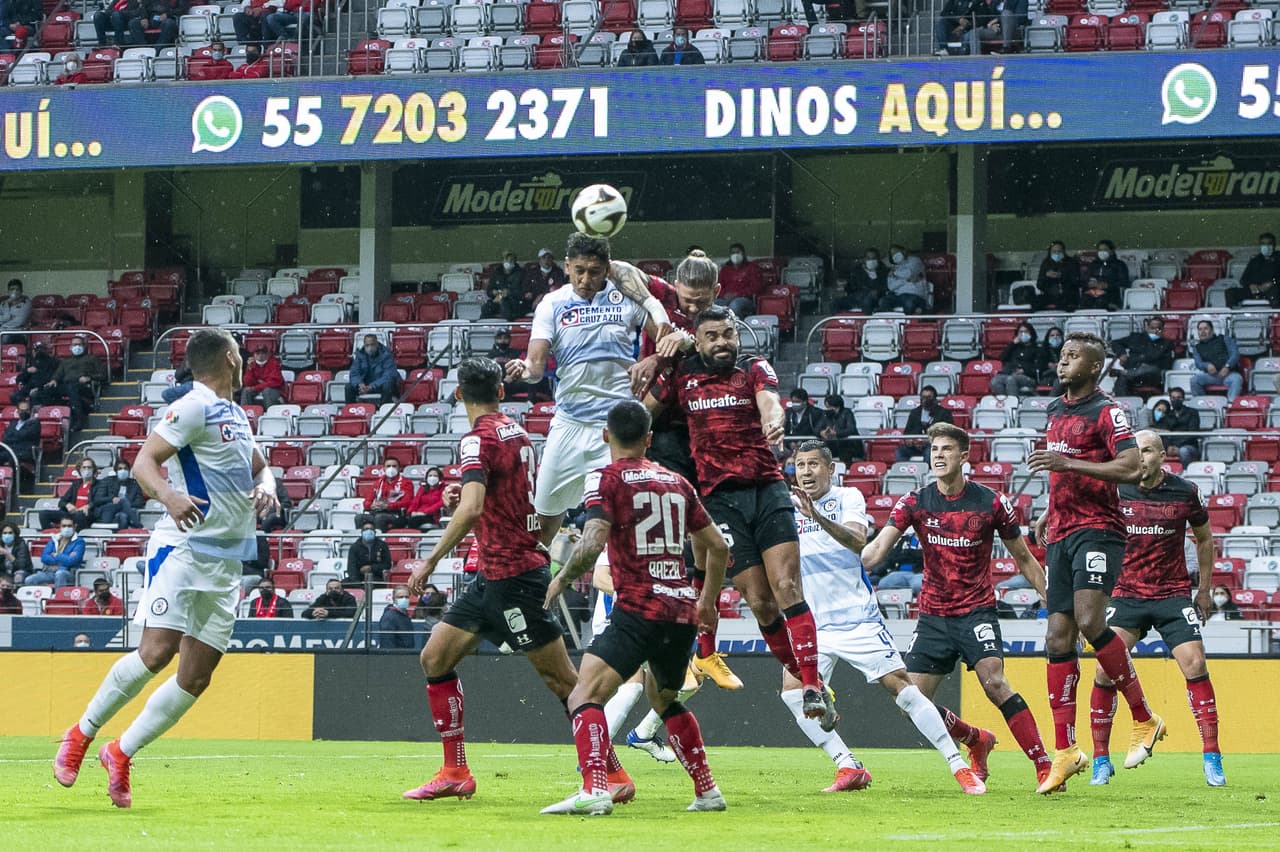 Con dos goles desde el manchón penal, Toluca vence 2-1 a Cruz Azul en el infierno y rompen la racha de la máquina de 19 partidos sin ver la derrota.