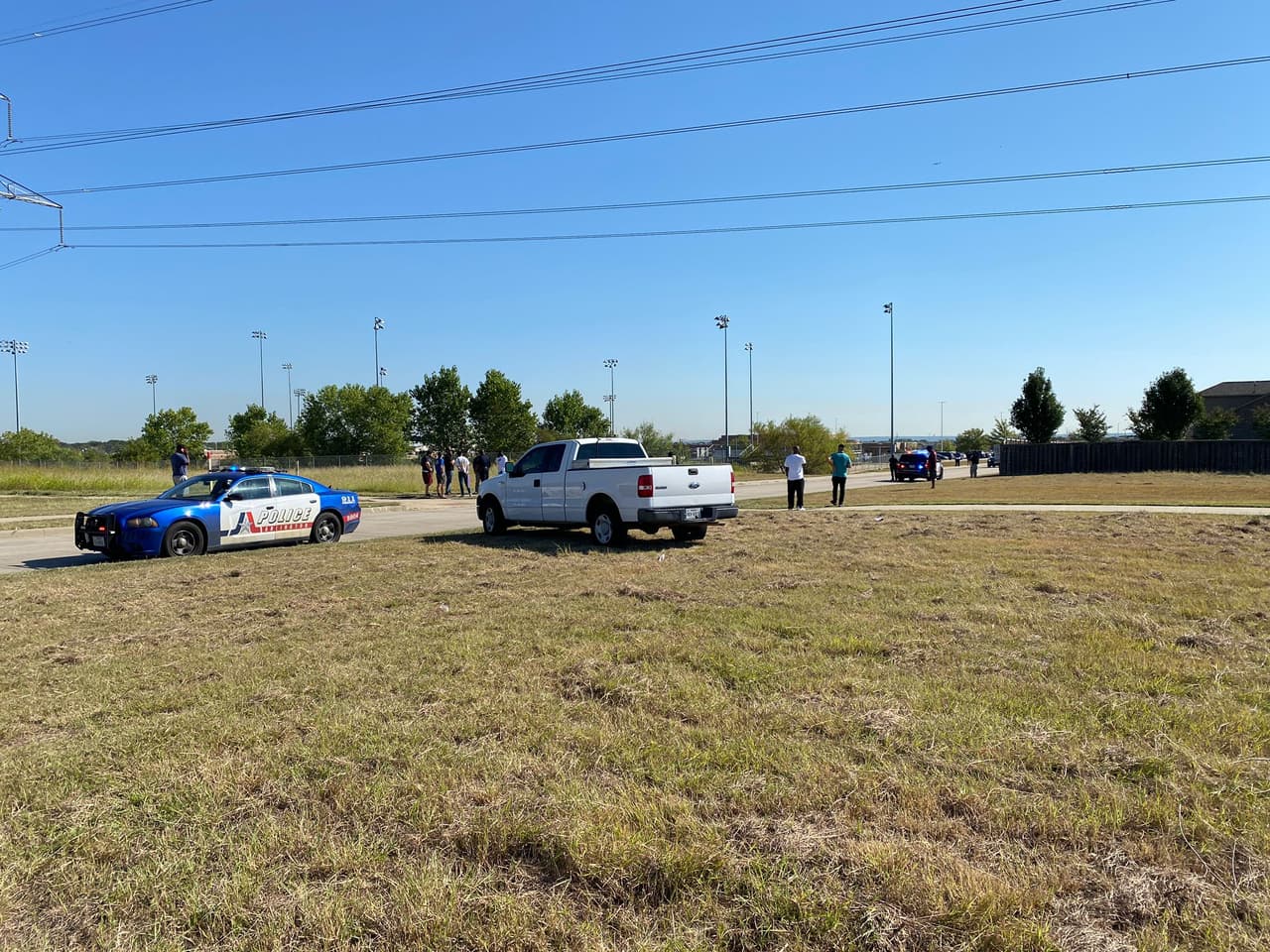 Funcionarios agregaron que la administración del campus estará disponible para supervisar a los estudiantes hasta que todos los padres puedan llegar a recoger a sus hijos.