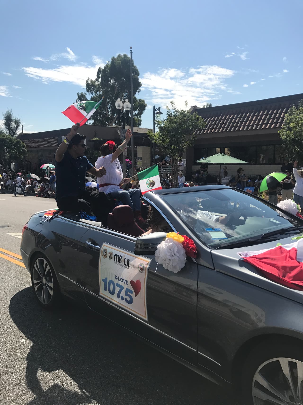 Erika Reyna acompañó a otros locutores y talentos de Univision durante una caravana para celebrar las 'Fiestas Patrias' en el sur de California.